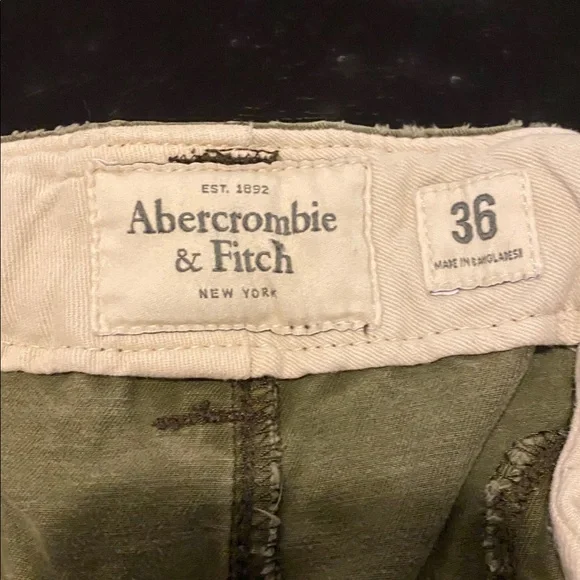Abercrombie & Fitch Y2K olive green cargo shorts, size men’s 36 waist - Picture 3 of 8
